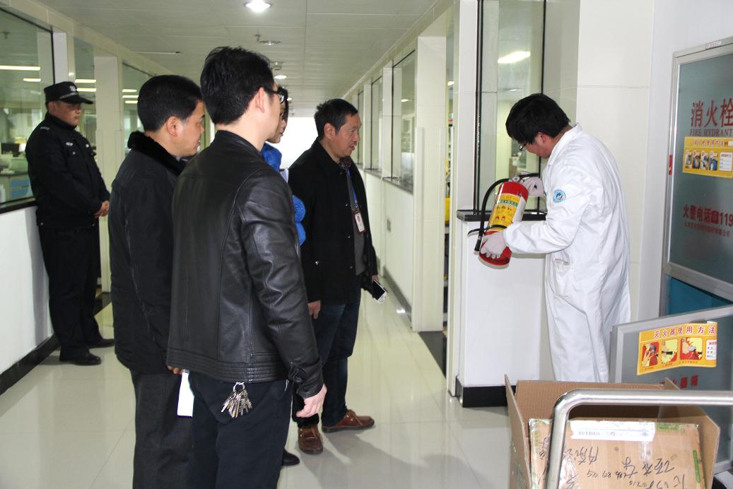 抽查医护人员能否正确使用灭火设备.JPG