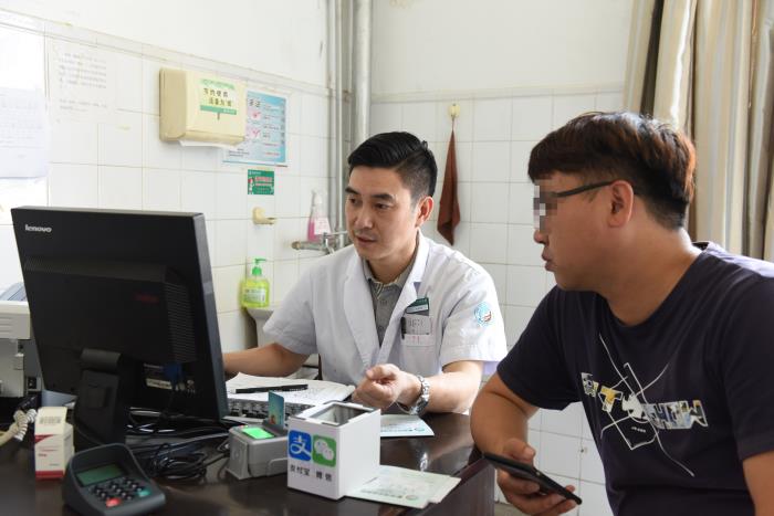 医生在为有需要的患者进行诊间预约.jpg