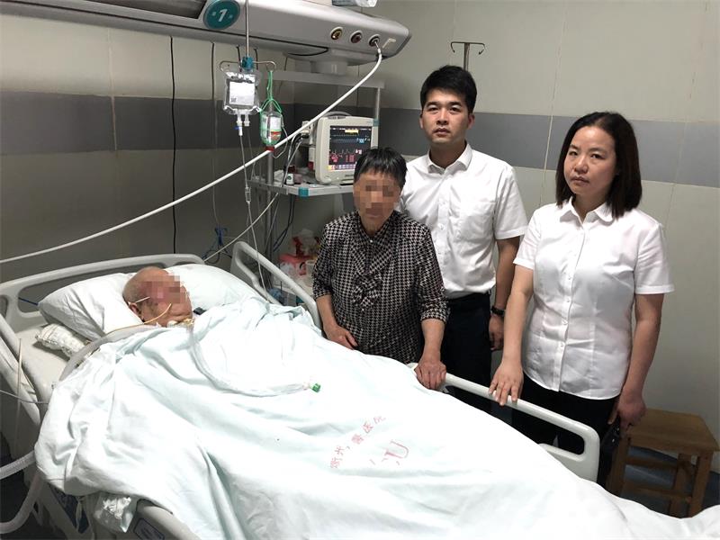工行工作人员到院为老人办理社保卡补卡服务.jpg