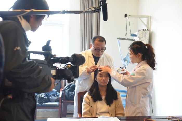NHK摄制组在治疗室内拍摄.jpg
