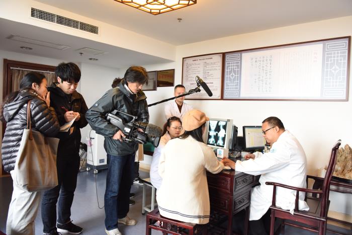NHK摄制组在诊室内拍摄.jpg
