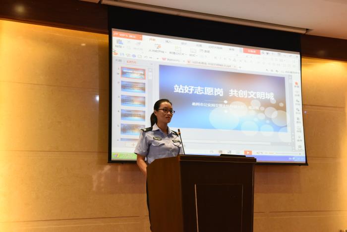 衢州市公安局交警支队柯城大队陈云仙警官为志愿者讲解如何做好交通劝导志愿岗工作.jpg