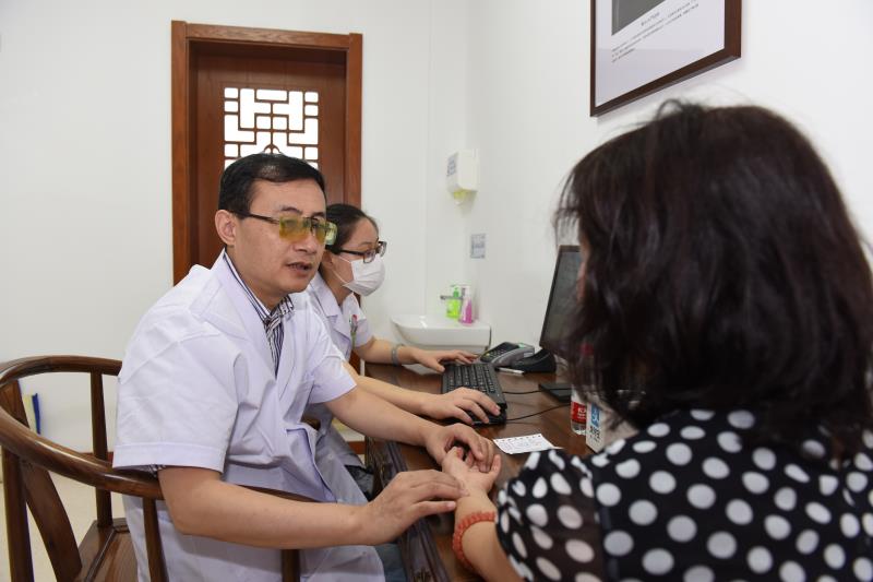 杭州市中医院肿瘤内科主任、主任中医师黄挺.jpg