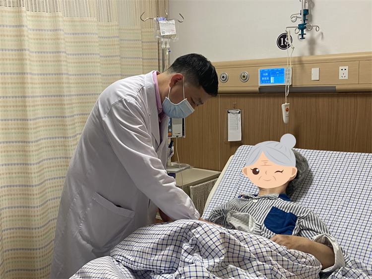 毛金水查房P.jpg
