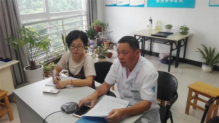 衢州市中医医院主诊医师汇报患者病情.jpg