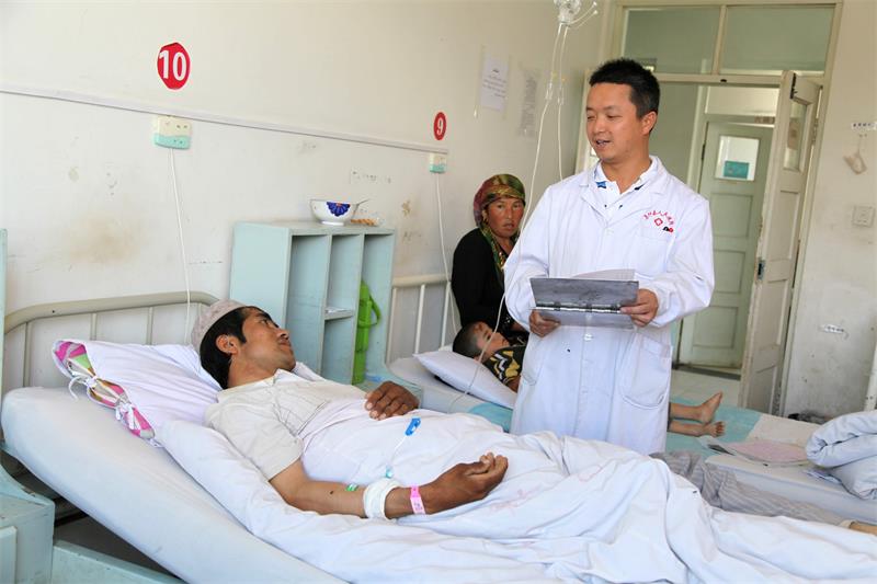 2011.01--2012.07，衢州市中医医院骨科医生邵文飞在乌什执行援疆任务，被新疆自治区党委、政府授于个人二等功.jpg