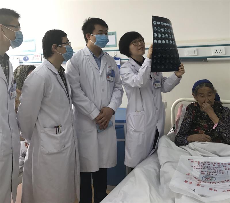 2017.02—2018.08，呼吸内科医生陈柏竹在乌什县人民医院进行医疗援助，被中共阿克苏地区委员会、阿克苏地区行政公署评为优秀援疆人才.jpg