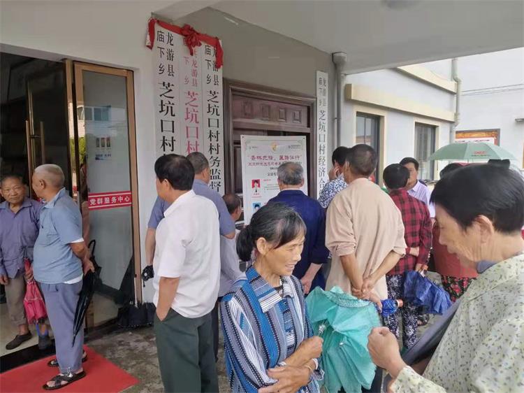 聚集在村文化大礼堂的当地百信，冒着大雨，翘首以待中医院健康团的到来！.jpg
