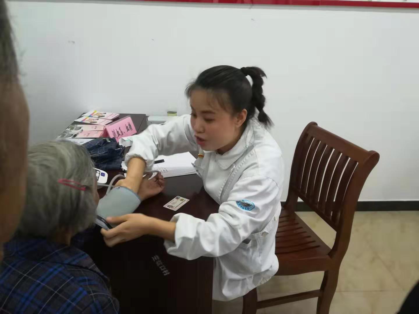 测血压，测血糖，忙的不亦乐乎！.jpg