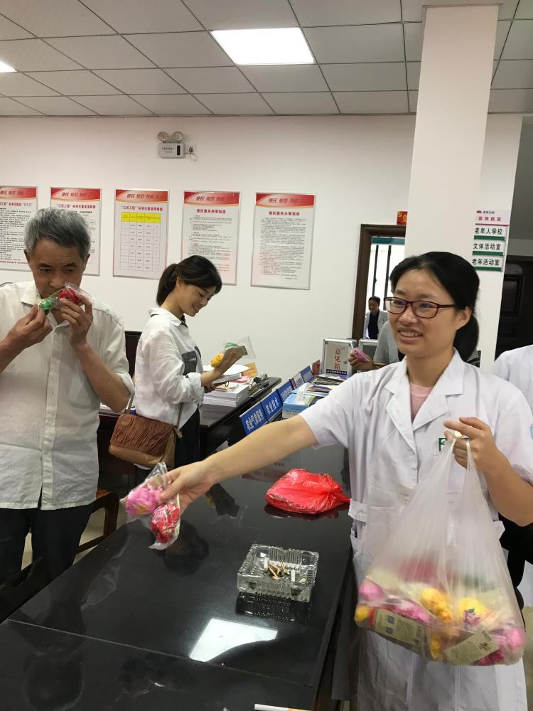 中医院自制中药香囊受到百姓追捧！.jpg