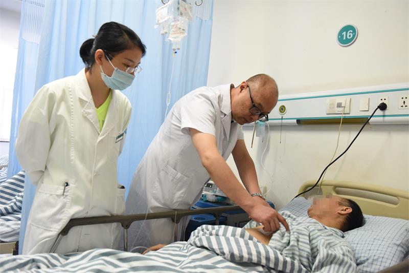 消化内科主任陈刚和医生张莉为廖师傅查体(1).jpg
