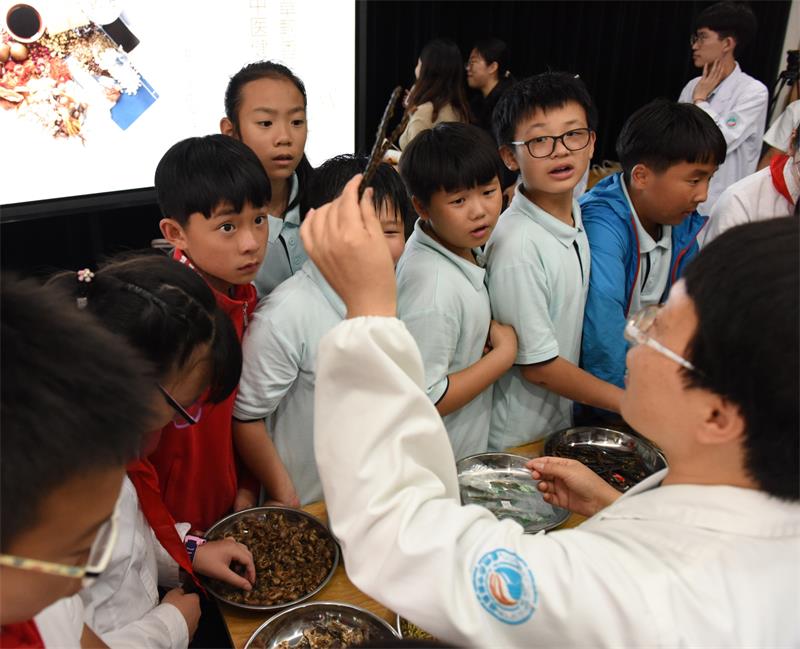 学生近距离认识中草药.jpg