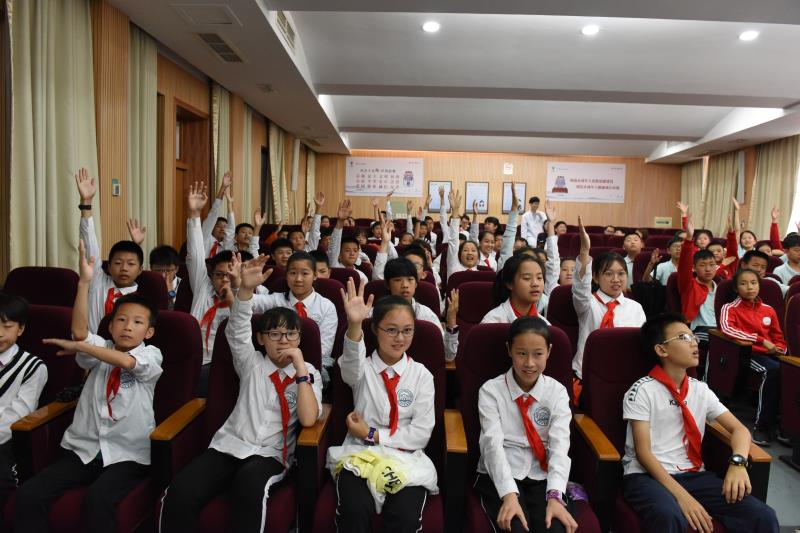 讲座上的互动问答让学生们热情高涨.jpg