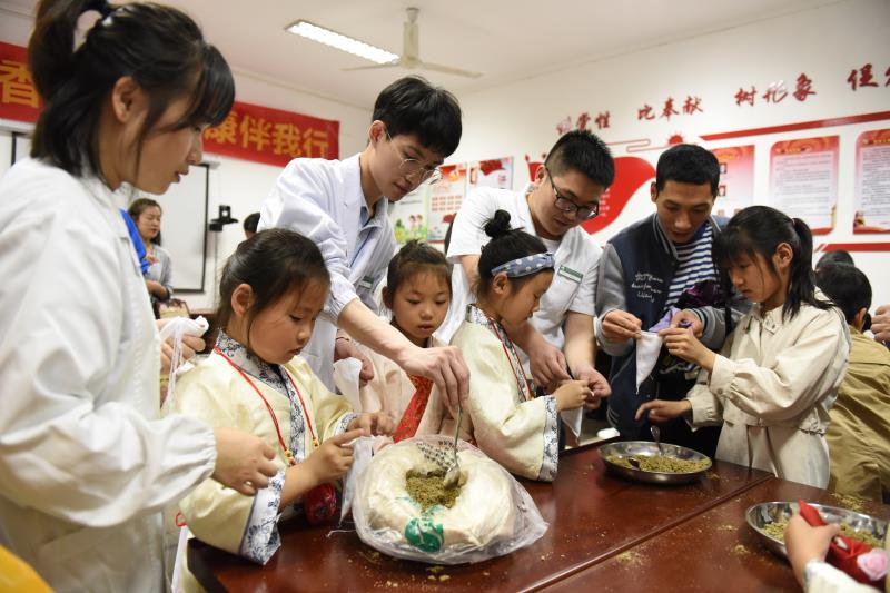 药师们在朝阳社区手把手教孩子们做香囊.jpg