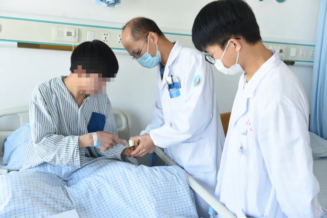 手外科照片.jpg