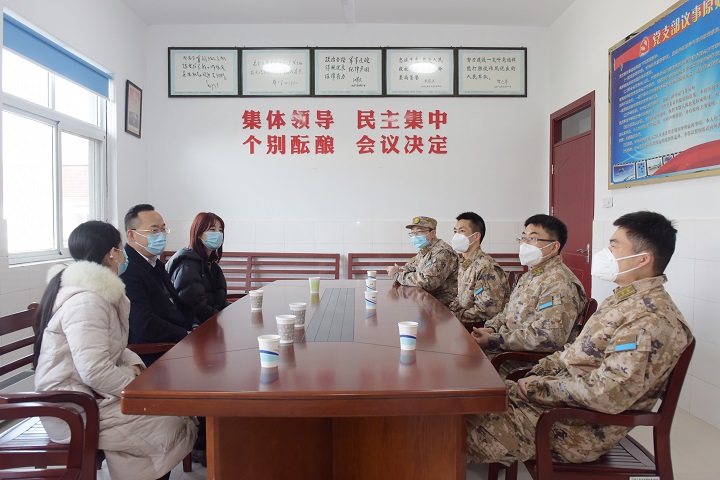 在春节来临之际，1月16日上午，衢州市中医医院党委副书记徐哲锋、工会主席朱宣谕一行走访慰问94855部队25分队官兵.JPG