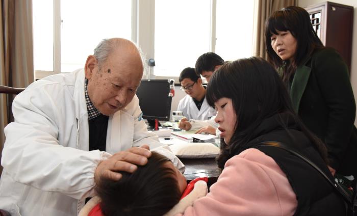 016 “衢州雷氏医学”第五代传承人龚香圃门生林钦甫在门诊.jpg