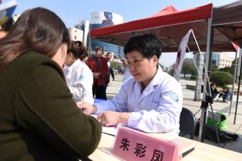 朱彩凤教授为患者解答疑问，并为患者备注日常注意事项，提醒其注意饮食.jpg