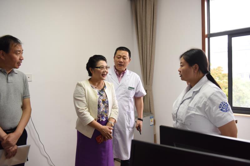 衢州市政协副主席、农工党衢州市委会主委吕玉茹慰问参加义诊活动专家.jpg