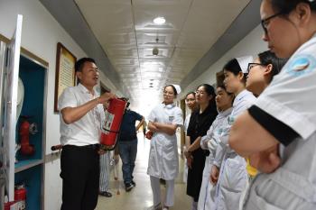 专家现场教授医务人员灭火器应用及检查方法.jpg