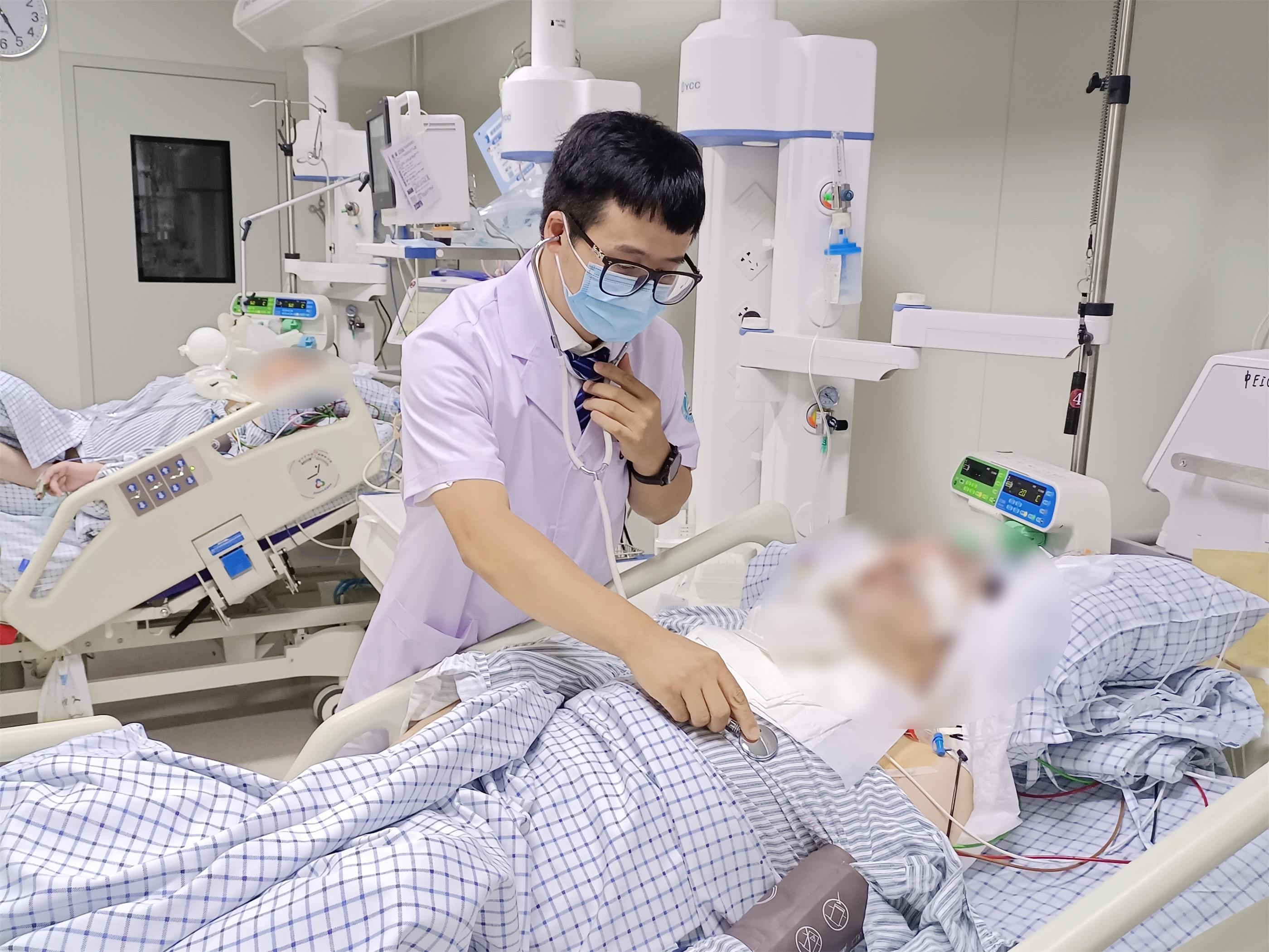 刘吉庆在查房.jpg